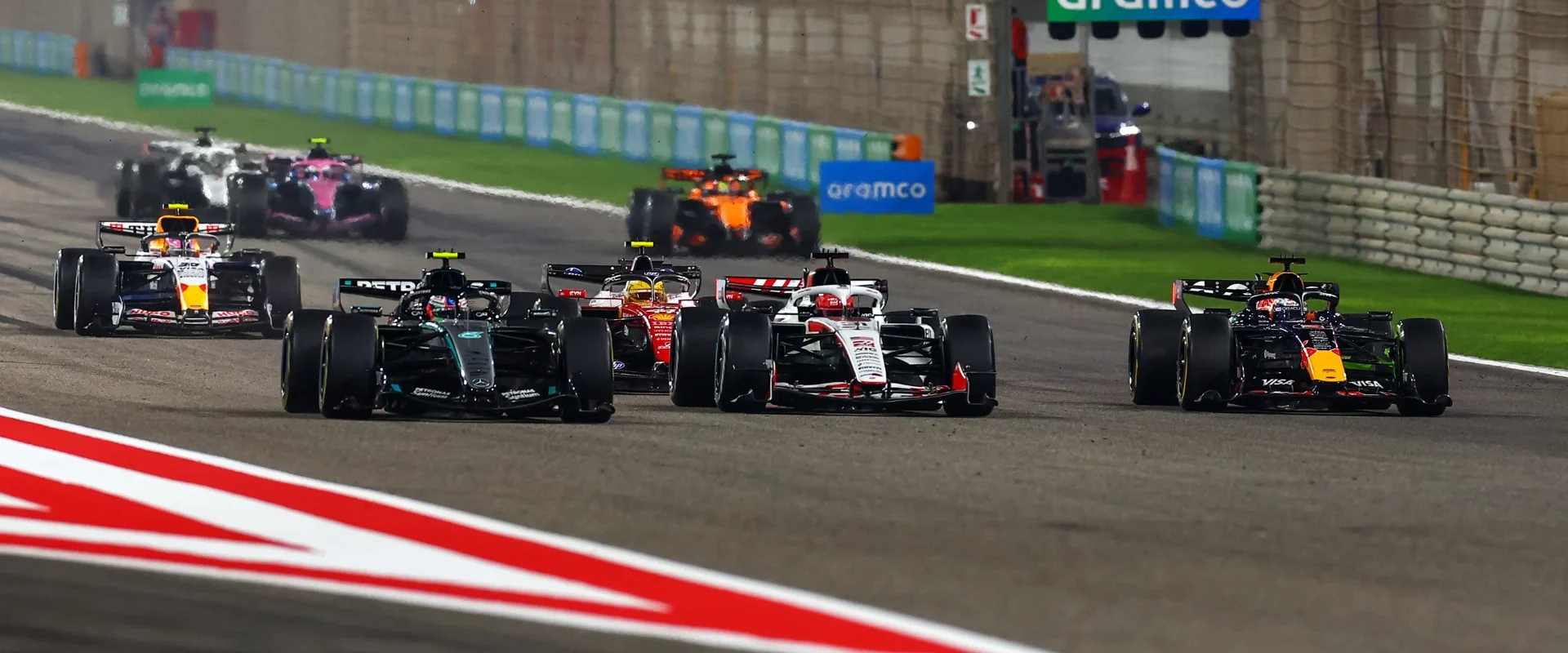 Formula 1 intră într-o eră nouă: ce schimbări aduce sezonul 2026 Sezonul de Formula 1 din 2026 aduce cele mai radicale schimbări din ultimii ani, cu noi reglementări pentru unitățile de putere, dar și pentru aerodinamică