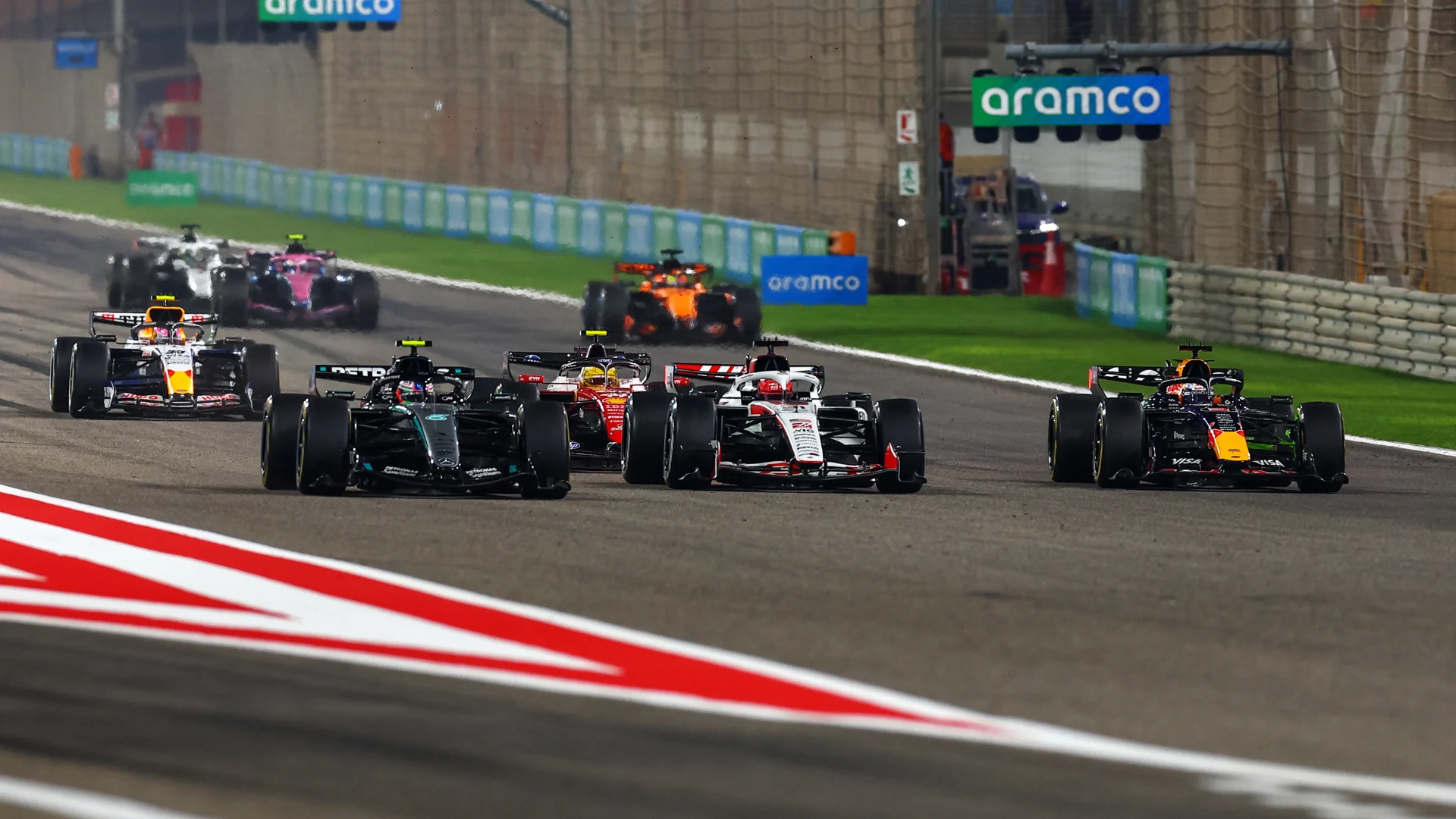 Formula 1 intră într-o eră nouă: ce schimbări aduce sezonul 2026 Sezonul de Formula 1 din 2026 aduce cele mai radicale schimbări din ultimii ani, cu noi reglementări pentru unitățile de putere, dar și pentru aerodinamică