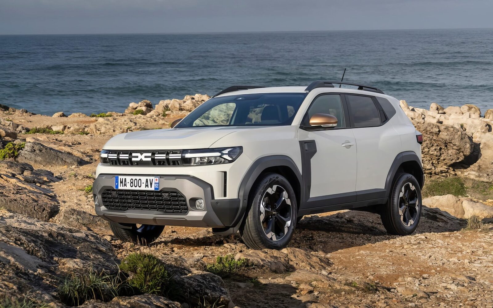Dacia Duster Hybrid-G 4×4: SUV-ul românesc care uimește Vestul Dacia Duster, în versiunea Hybrid-G 4×4, a reușit să surprindă plăcut un jurnalist auto olandez, prin combinația neașteptată de tehnologie complexă și preț accesibil
