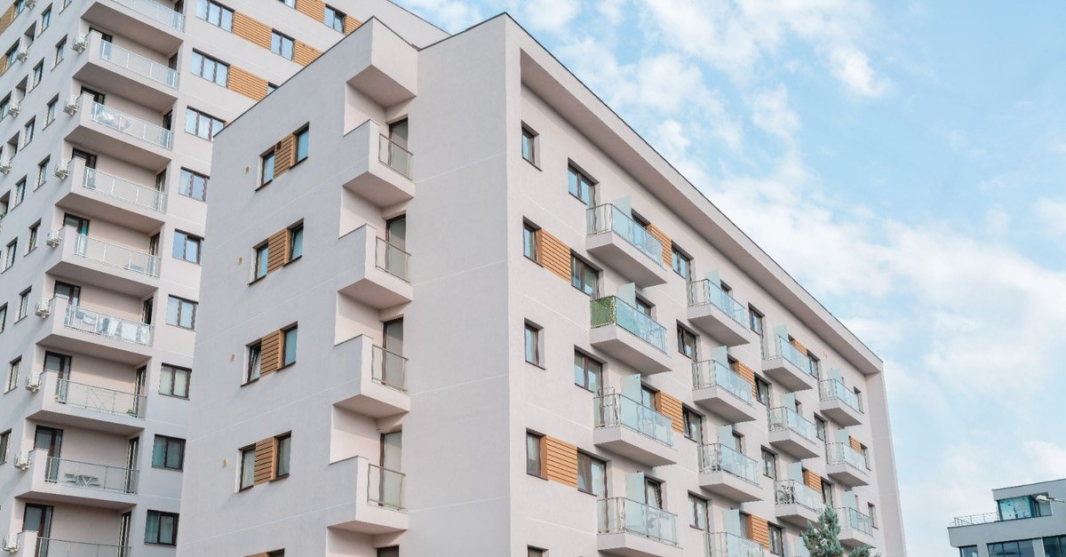 Închiderea balconului: un moft cu potențiale urmări legale serioase Bucuria de a transforma un balcon într-un spațiu locuibil suplimentar poate fi umbrită rapid de o amendă consistentă sau chiar de obligația de a readuce balconul la forma inițială