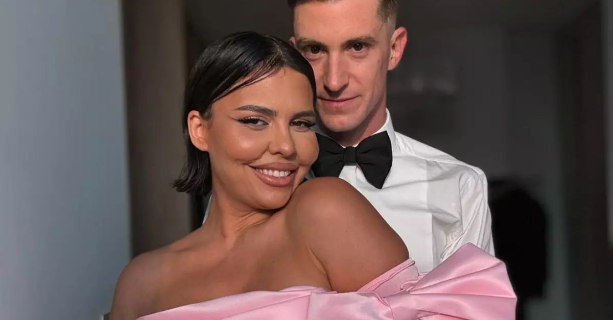 Divorț șoc în showbiz: Andreea Popescu, fosta dansatoare a Deliei, se desparte de Rareș Cojoc Andreea Popescu, cunoscută publicului ca fosta dansatoare a Deliei Matache și partenera lui Rareș Cojoc, a anunțat oficial divorțul de soțul ei
