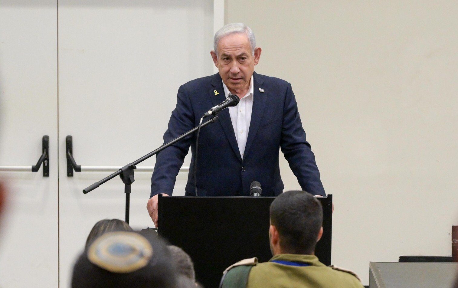 Netanyahu ironizează zvonurile despre el: „Aș muri pentru o cafea”