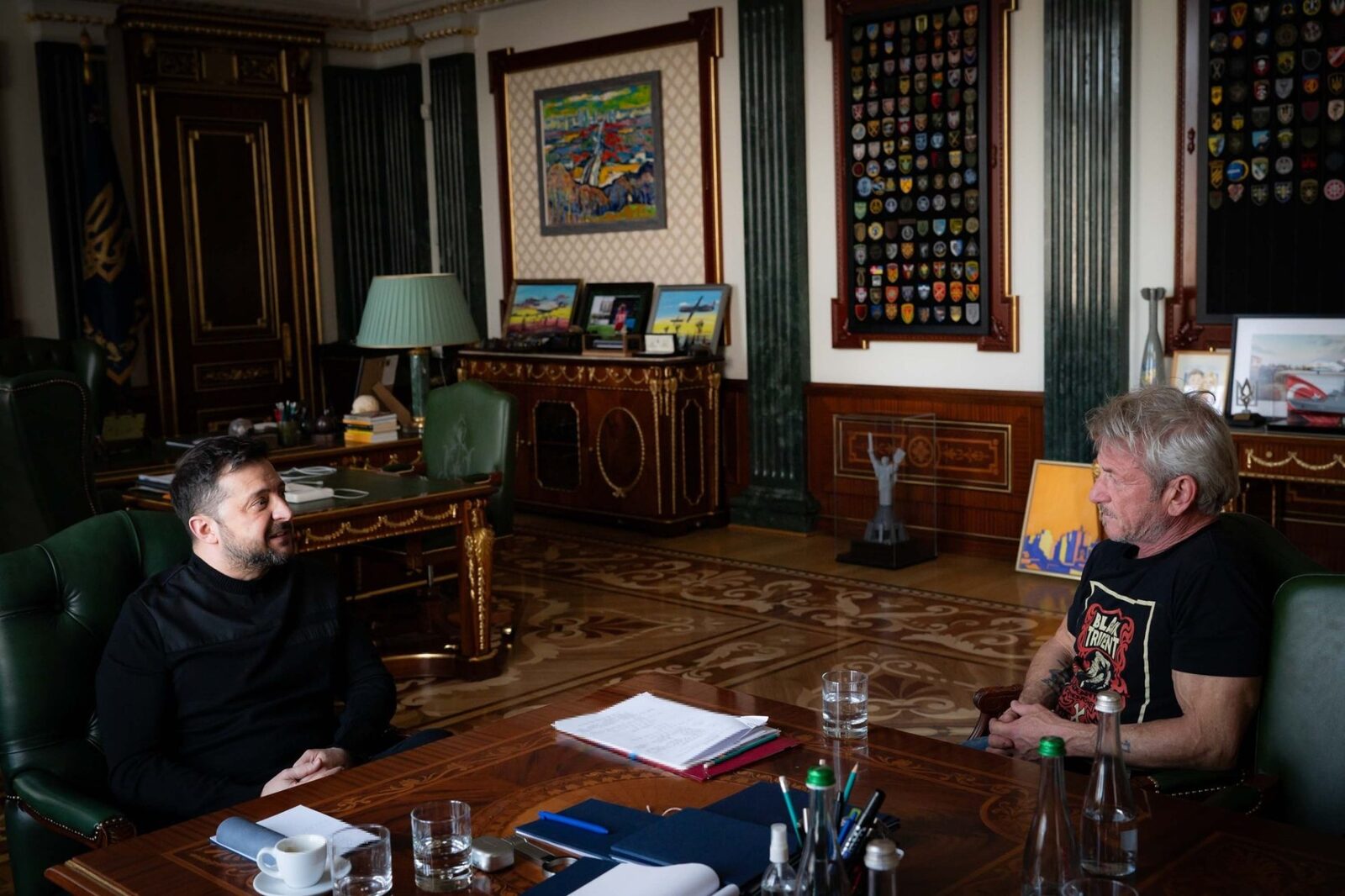 Sean Penn, în vizită la linia frontului din Ucraina Actorul american Sean Penn a efectuat o vizită în apropierea liniei frontului din regiunea Donețk, situată în estul Ucrainei