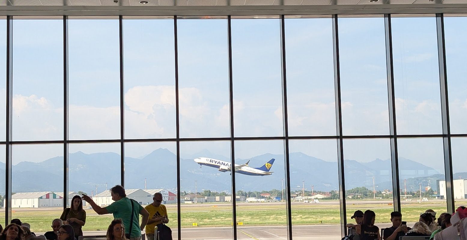 Protecția Consumatorilor: Recomandări esențiale pentru călătoriile cu avionul