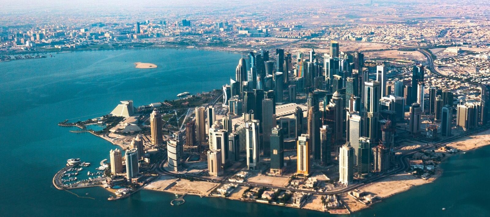 Atacurile iraniene majorează criza energetică globală: Qatar, grav afectat Infrastructura energetică din Qatar a fost ținta unor atacuri lansate de Iran, care au dus la scoaterea din funcțiune a unor facilități vitale pentru exportul de gaze naturale lichefiate