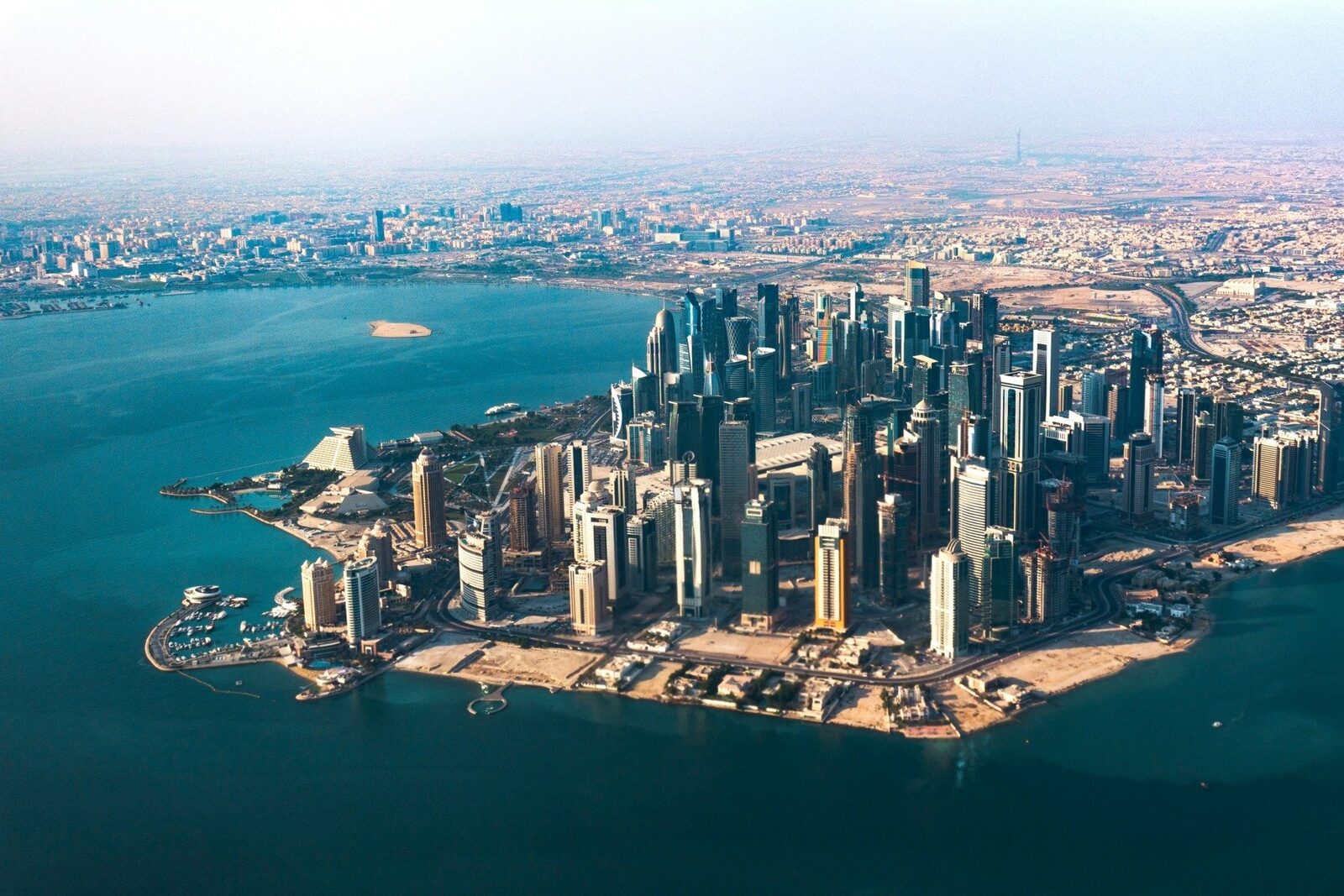 Atacurile iraniene majorează criza energetică globală: Qatar, grav afectat Infrastructura energetică din Qatar a fost ținta unor atacuri lansate de Iran, care au dus la scoaterea din funcțiune a unor facilități vitale pentru exportul de gaze naturale lichefiate