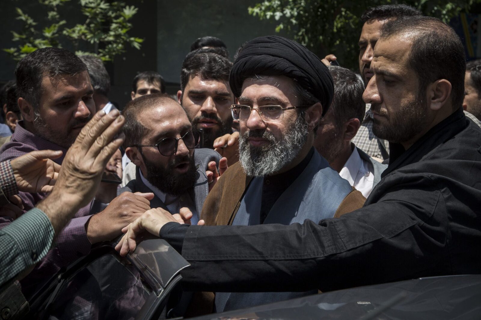 Mojtaba Khamenei, fiul liderului suprem iranian, pare să se confrunte cu probleme de sănătate și izolare Informații recente, citate de surse de securitate americane și israeliene, sugerează că Mojtaba Khamenei, fiul liderului suprem iranian, se află într-o situație delicată