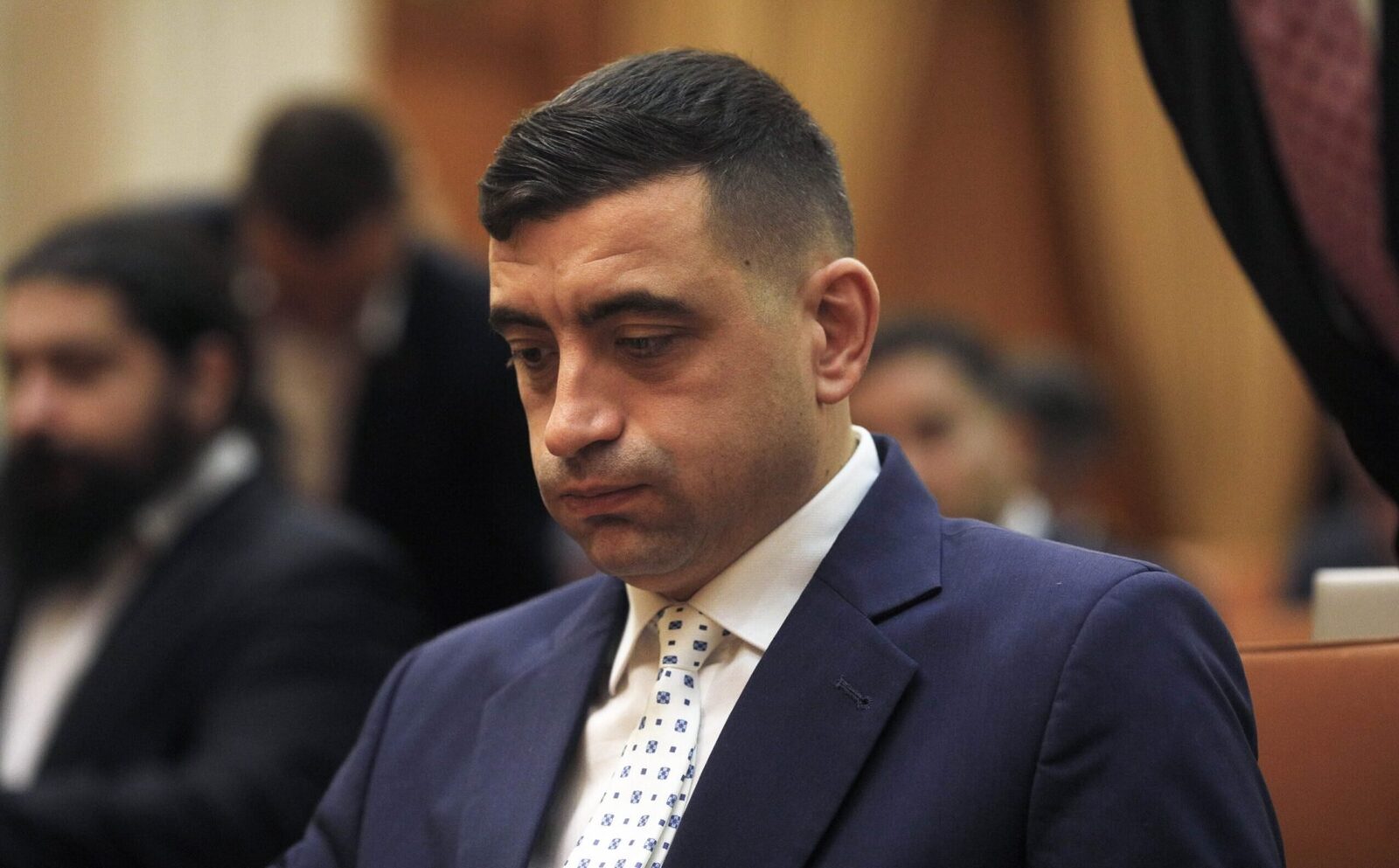 Simion contestă bugetul de stat la Curtea Constituțională București – Liderul Alianței pentru Unirea Românilor (AUR), George Simion, a anunțat vineri că formațiunea politică va depune o contestație la Curtea Constituțională a României (CCR) cu privire la Legea bugetului de stat, adoptată recent de Parlament