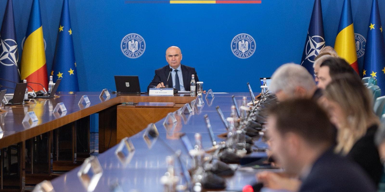 Bolojan discută măsuri pentru carburanți: Soluții așteptate la începutul săptămânii viitoare Premierul Ilie Bolojan a convocat vineri o întâlnire cu miniștrii Finanțelor și Energiei, precum și cu reprezentanți ai altor instituții, pentru a discuta despre măsurile care ar putea fi luate în contextul fluctuațiilor de prețuri la carburanți