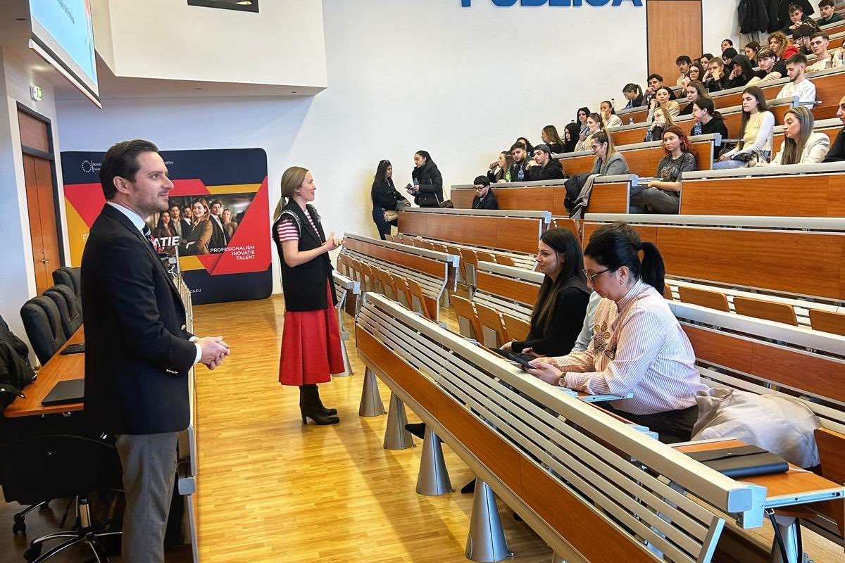 Viceprimarul Capitalei se întâlnește cu studenții SNSPA și face apel la implicare în administrația publică București, [data de azi] – Stelian Bujduveanu, viceprimarul Bucureștiului, a participat astăzi la o întâlnire cu studenții din anul I de la Școala Națională de Studii Politice și Administrative (SNSPA), la invitația Asociației Municipiilor din România