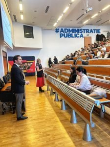 Viceprimarul Capitalei se întâlnește cu studenții SNSPA și face apel la implicare în administrația publică București, [data de azi] – Stelian Bujduveanu, viceprimarul Bucureștiului, a participat astăzi la o întâlnire cu studenții din anul I de la Școala Națională de Studii Politice și Administrative (SNSPA), la invitația Asociației Municipiilor din România