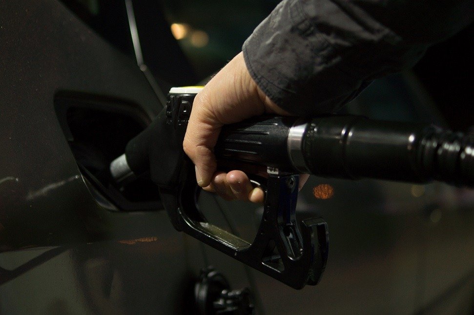 Guvernul pregătește măsuri pentru limitarea prețurilor la carburanți Măsurile pe care Guvernul le are în vedere pentru a controla prețurile la carburanți nu vor reuși să anuleze în totalitate impactul crizei din Orientul Mijlociu asupra pieței mondiale