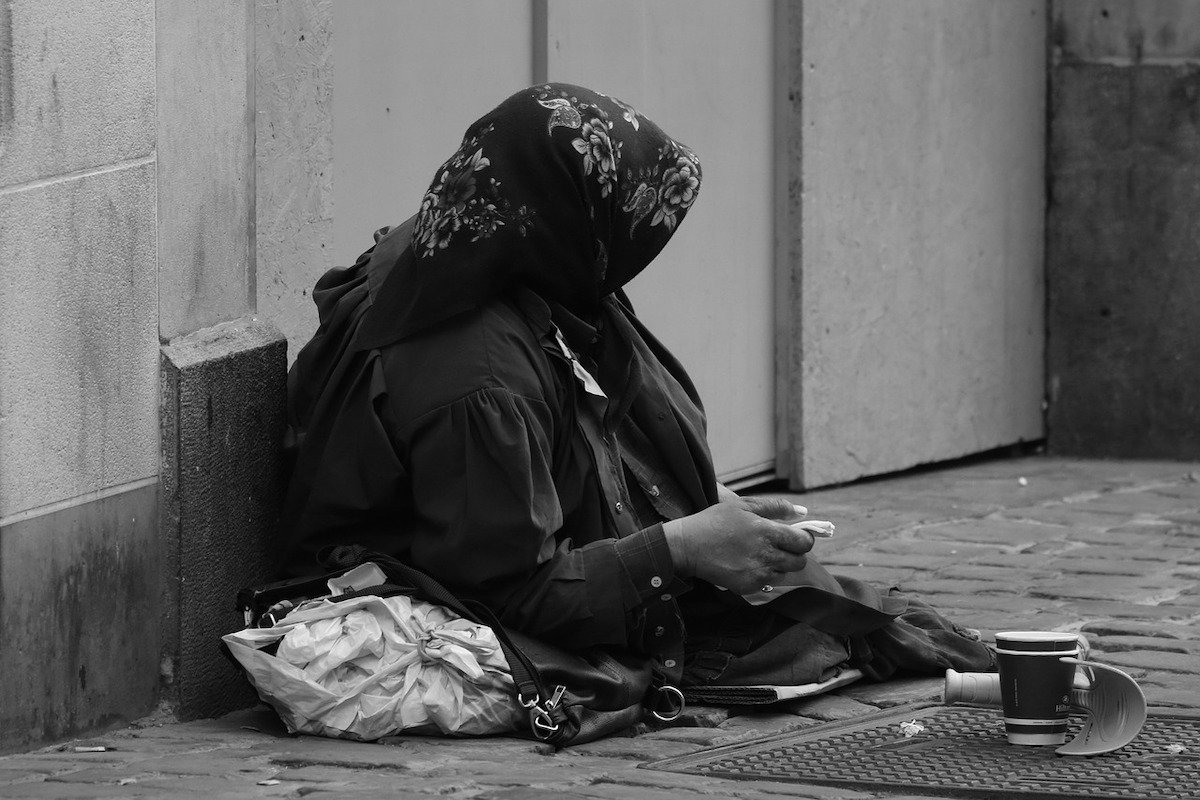 Tabără de cerșetorie a românilor în inima Londrei: O anchetă stârnește controverse O tabără improvizată, ridicată de cetățeni români într-o zonă exclusivistă a Londrei, a generat un val de dezbateri în Regatul Unit