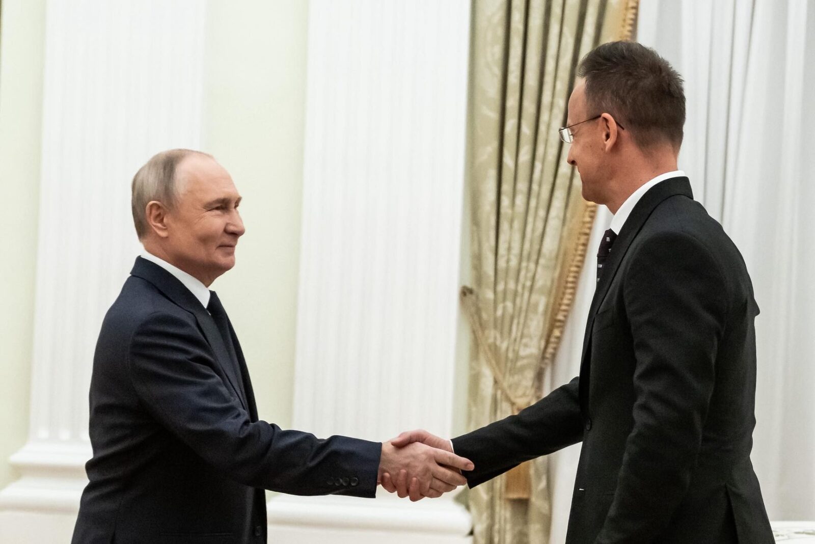 Jurnalistul ungar acuzat de spionaj, despre legăturile lui Szijjártó cu Moscova: „Practici tipice Rusiei lui Putin” Jurnalistul ungar Szabolcs Panyi, investigat pentru presupuse acte de spionaj după ce a relatat despre legăturile ministrului de Externe Péter Szijjártó cu Moscova, susține că astfel de practici sunt specifice regimului lui Vladimir Putin