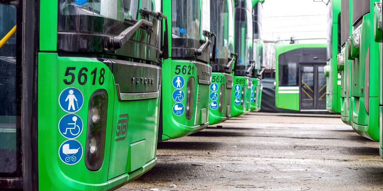 Noi troleibuze chinezești au intrat în circulație în București: Ce schimbări aduc Bucureștiul a primit o nouă serie de troleibuze moderne, modelul Yutong U12, proiectate pentru a îmbunătăți transportul public urban