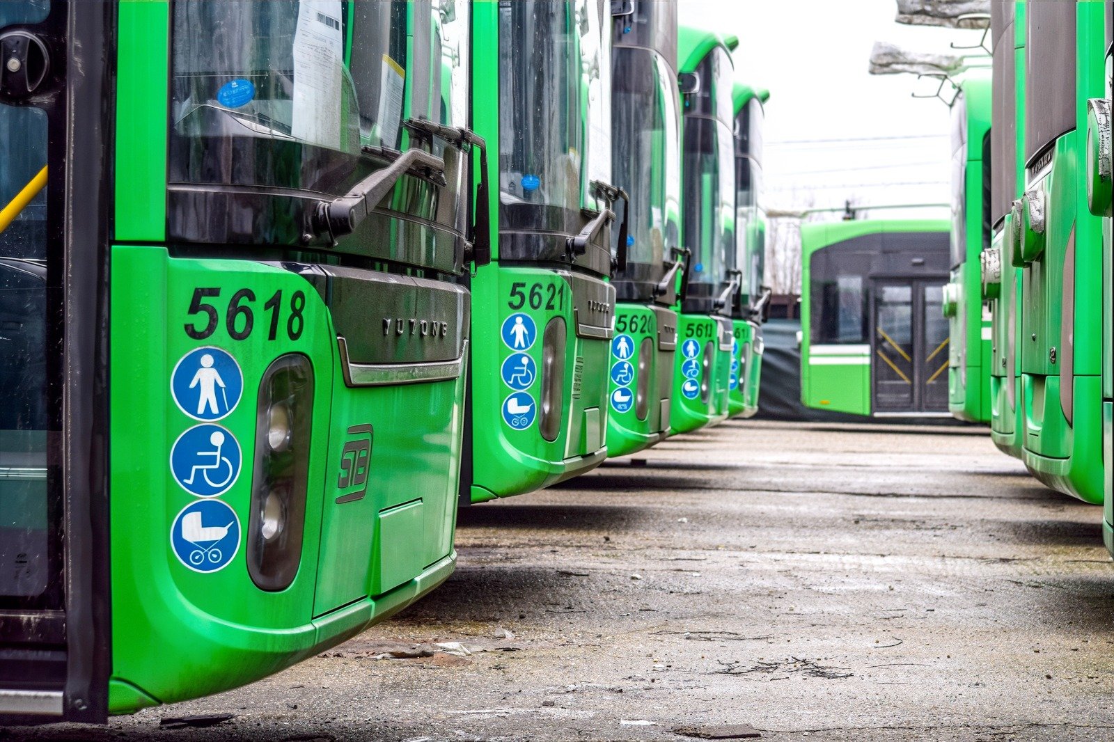 Noi troleibuze chinezești au intrat în circulație în București: Ce schimbări aduc Bucureștiul a primit o nouă serie de troleibuze moderne, modelul Yutong U12, proiectate pentru a îmbunătăți transportul public urban