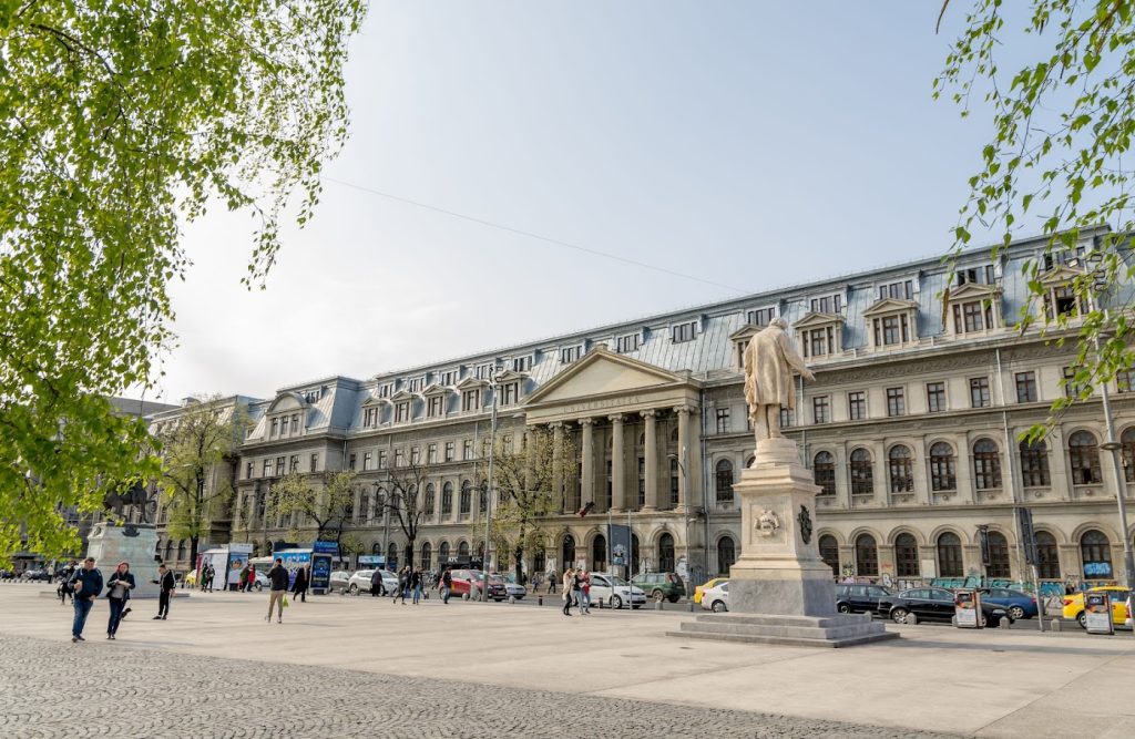Profesorii de la Universitatea București protestează împotriva schimbărilor în programele de studiu Un grup de cadre didactice de la Universitatea din București a inițiat un memoriu de protest, adresat conducerii instituției, prin care contestă modificările propuse pentru criteriile de funcționare a programelor de studiu