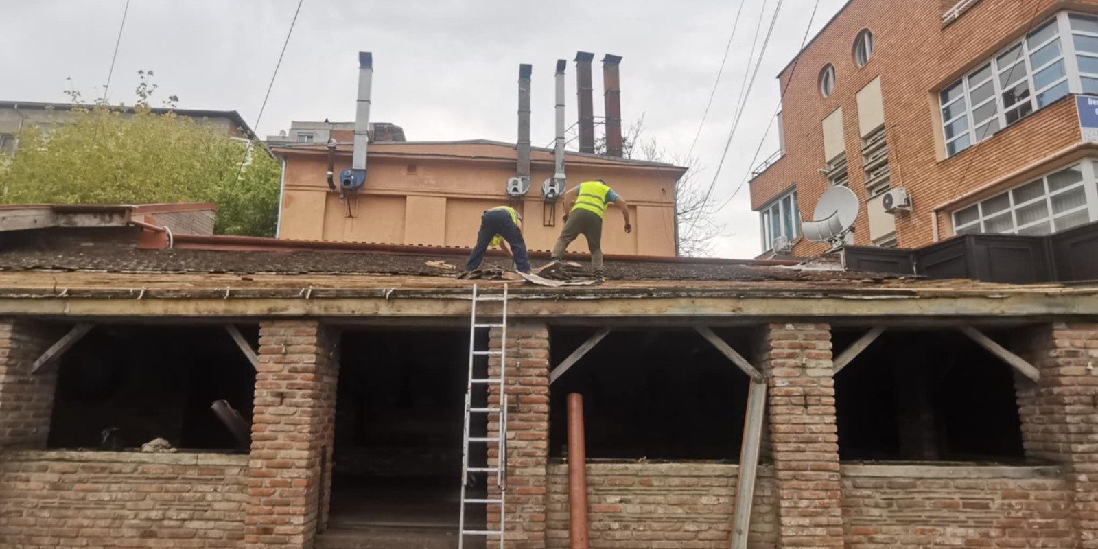 Autorizațiile de construire pentru clădiri rezidențiale, în scădere la nivel național Numărul autorizațiilor de construire eliberate pentru clădiri rezidențiale a cunoscut o scădere de 8,4% în primele două luni ale acestui an, ajungând la un total de 4.154, conform datelor publicate marți de Institutul Național de Statistică (INS)