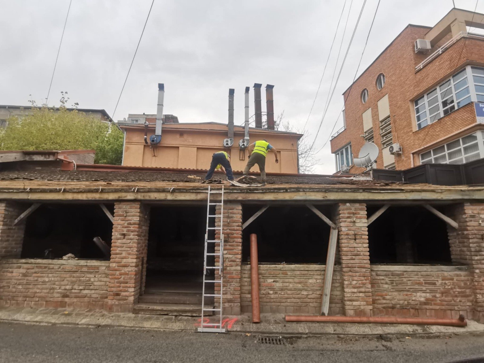 Autorizațiile de construire pentru clădiri rezidențiale, în scădere la nivel național Numărul autorizațiilor de construire eliberate pentru clădiri rezidențiale a cunoscut o scădere de 8,4% în primele două luni ale acestui an, ajungând la un total de 4.154, conform datelor publicate marți de Institutul Național de Statistică (INS)