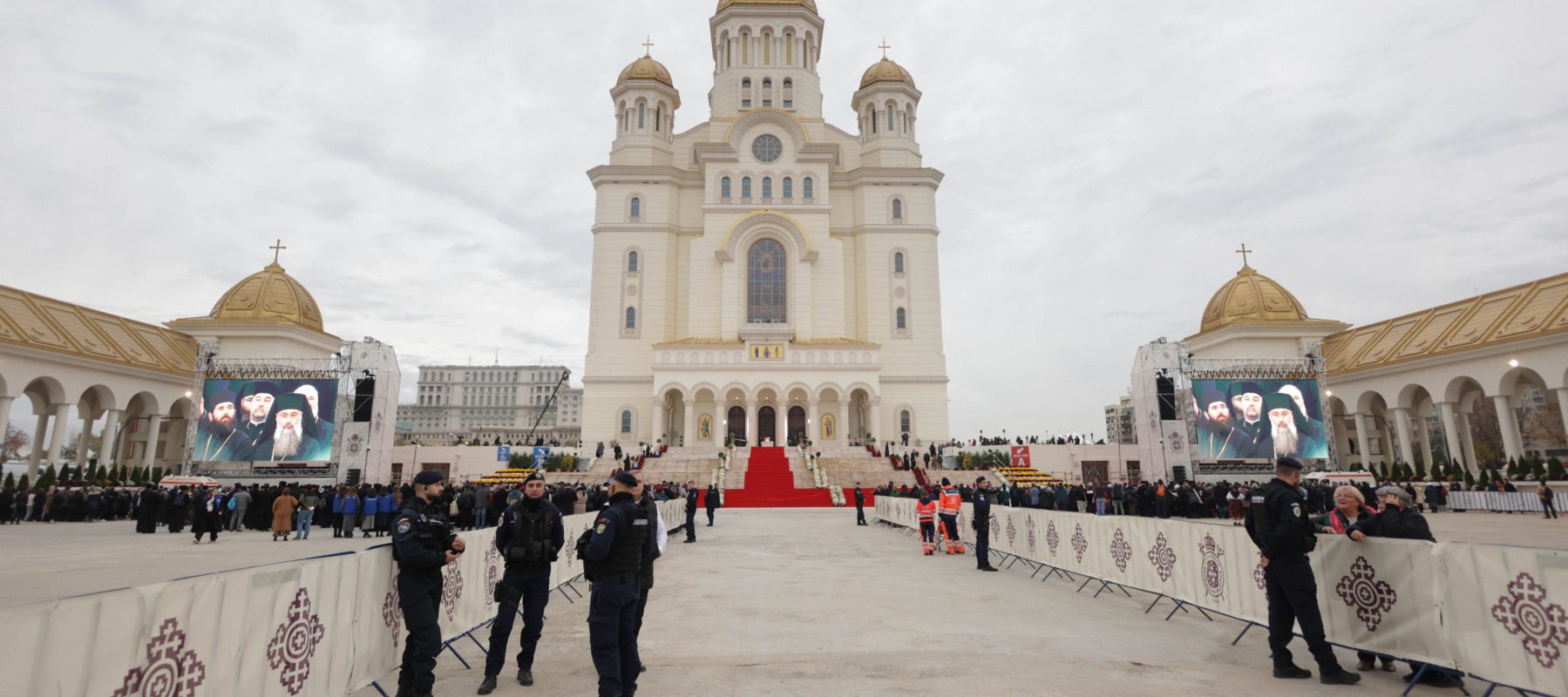 Patriarhul Daniel face apel la sprijinirea lucrărilor de la Catedrala Națională Patriarhul Bisericii Ortodoxe Române, Daniel, a făcut public un apel pentru susținerea financiară a continuării lucrărilor de pictură în mozaic de la Catedrala Națională, duminică, potrivit agenției Agerpres