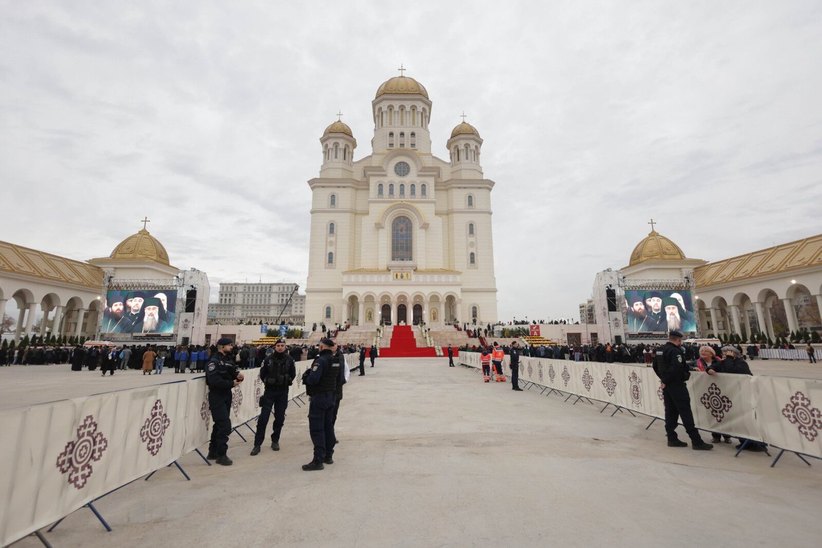 Patriarhul Daniel face apel la sprijinirea lucrărilor de la Catedrala Națională Patriarhul Bisericii Ortodoxe Române, Daniel, a făcut public un apel pentru susținerea financiară a continuării lucrărilor de pictură în mozaic de la Catedrala Națională, duminică, potrivit agenției Agerpres