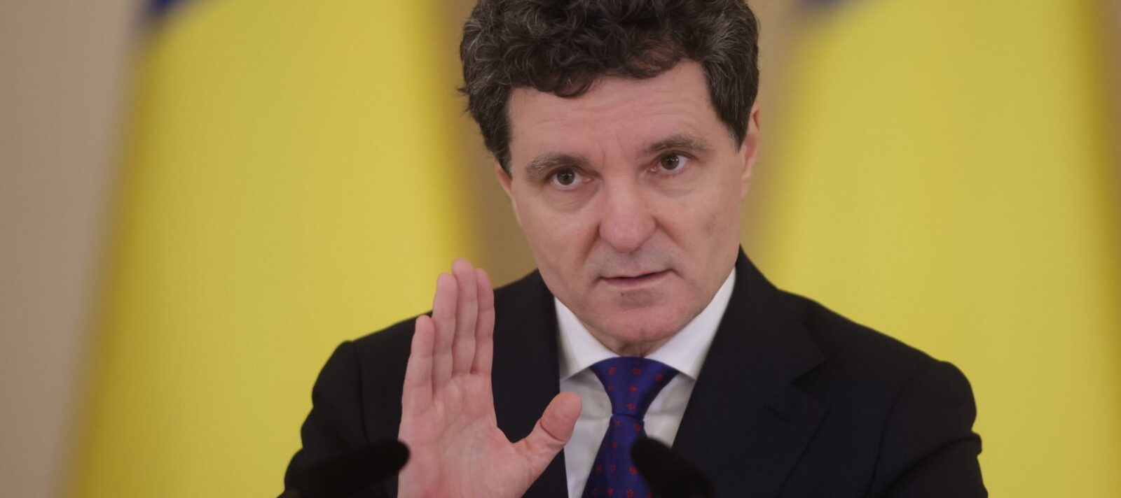 Nicuşor Dan: Preşedintele îşi exprimă speranţa pentru continuitatea majorităţii parlamentare Primarul general al Capitalei, Nicușor Dan, a declarat vineri, la Bruxelles, că își dorește ca actuala majoritate parlamentară să își continue activitatea pe termen lung