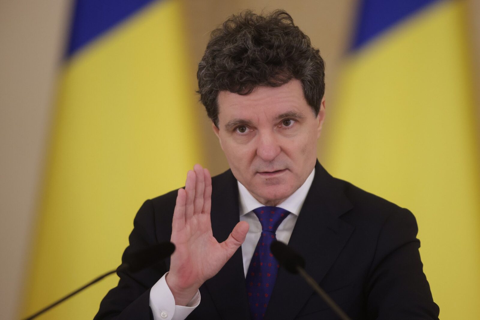 Nicuşor Dan: Preşedintele îşi exprimă speranţa pentru continuitatea majorităţii parlamentare Primarul general al Capitalei, Nicușor Dan, a declarat vineri, la Bruxelles, că își dorește ca actuala majoritate parlamentară să își continue activitatea pe termen lung