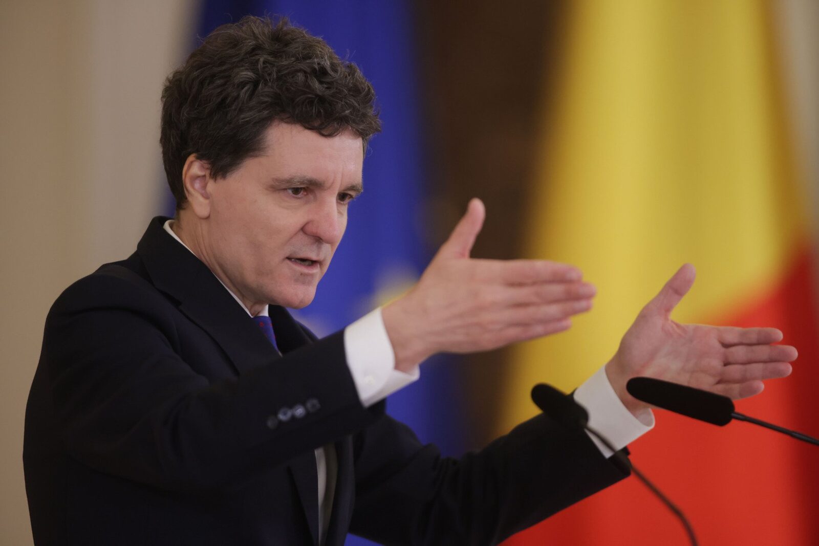 Nicușor Dan exclude raționalizarea carburanților și așteaptă motivarea Curții Constituționale pentru promulgarea bugetului Primarul general al Capitalei, Nicușor Dan, a abordat joi seara o serie de subiecte de interes public într-o declarație de presă