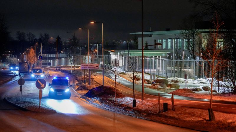 Alertă la Oslo: Ambasada SUA, ținta unei explozii O explozie a zguduit ambasada Statelor Unite ale Americii din Oslo, Norvegia, în primele ore ale dimineții de duminică, potrivit informațiilor furnizate de poliția norvegiană