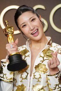 K-Pop și controverse la Oscar: „Vânătorii de demoni” și acuzațiile de rasism Los Angeles – Ceremoniile de decernare a Premiilor Oscar, desfășurate în acest an la Teatrul Dolby din Los Angeles, au fost marcate de un succes răsunător pentru animația Netflix „Vânătorii de demoni K-Pop” (Kedheon)
