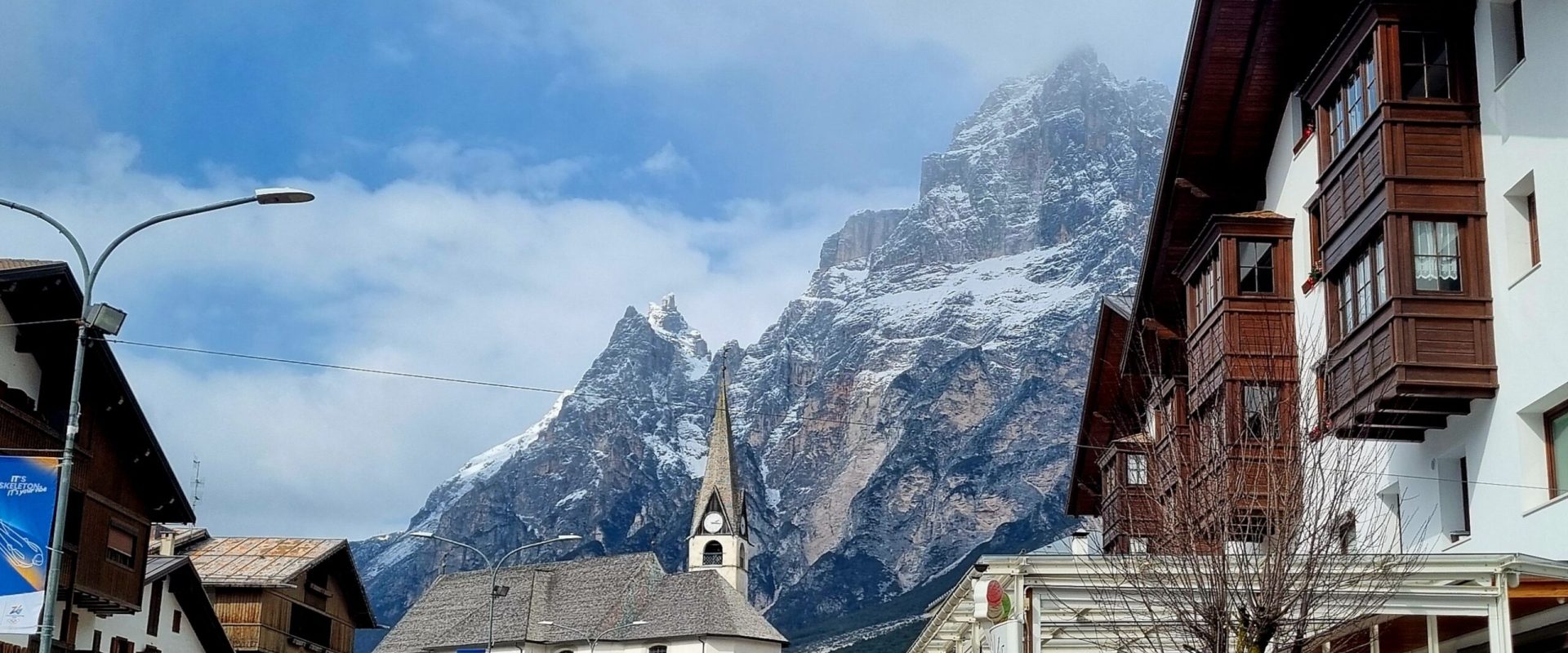 Zăpadă pe crestele italiene spre final de martie: Se mai schiază la Cortina d’Ampezzo Odată cu apropierea finalului de martie, peisajul în jurul stațiunii Cortina d’Ampezzo din Italia, renumită pentru sporturile de iarnă, trece printr-o tranziție vizibilă