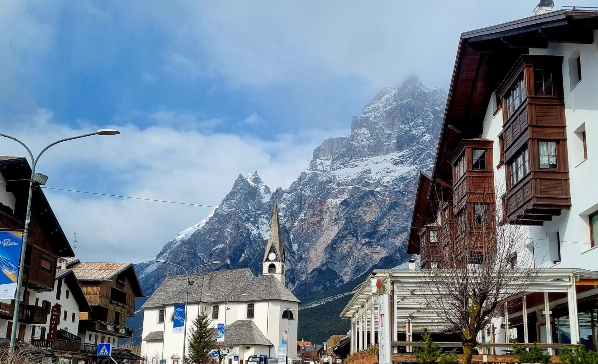 Zăpadă pe crestele italiene spre final de martie: Se mai schiază la Cortina d’Ampezzo Odată cu apropierea finalului de martie, peisajul în jurul stațiunii Cortina d’Ampezzo din Italia, renumită pentru sporturile de iarnă, trece printr-o tranziție vizibilă