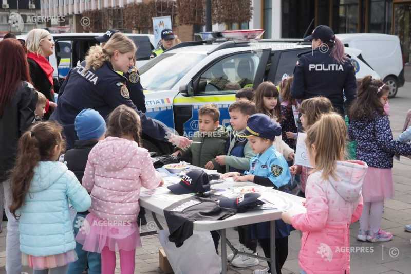 Zalău: Sute de copii au „invadat” centrul orașului la Ziua Porților Deschise a Poliției Zalău, 27 martie 2024 – Zeci, poate sute de copii, au transformat miercuri centrul municipiului Zalău într-un teren de joacă plin de emoție și curiozitate