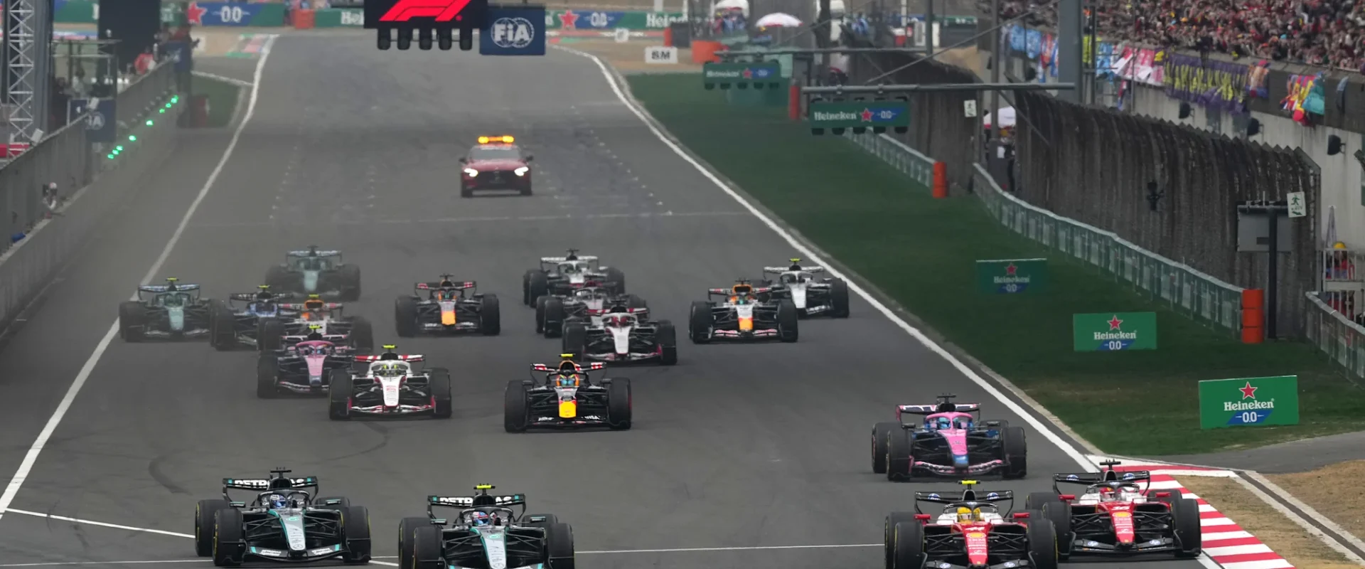 Start exploziv la Marele Premiu al Chinei: Hamilton, în frunte, și McLaren, absenți Shanghai, China – Primul tur al Marelui Premiu al Chinei a fost unul plin de surprize și răsturnări de situație, cu Lewis Hamilton, pilotul Ferrari, reușind o lansare fulminantă și preluând conducerea cursei