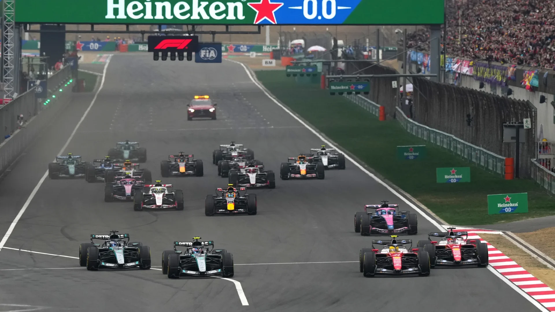 Start exploziv la Marele Premiu al Chinei: Hamilton, în frunte, și McLaren, absenți Shanghai, China – Primul tur al Marelui Premiu al Chinei a fost unul plin de surprize și răsturnări de situație, cu Lewis Hamilton, pilotul Ferrari, reușind o lansare fulminantă și preluând conducerea cursei