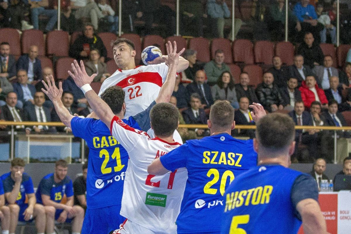 Dezastru la Buzău: România ratează incredibil calificarea la Mondialul de handbal Echipa națională de handbal masculin a României a suferit o înfrângere usturătoare în fața Turciei, scor 31-37, ratând astfel calificarea la barajul pentru Campionatul Mondial din 2027