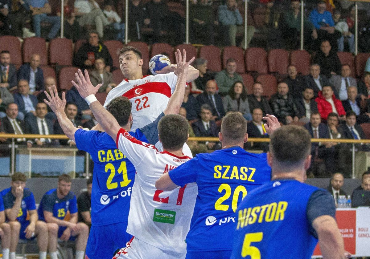 Dezastru la Buzău: România ratează incredibil calificarea la Mondialul de handbal Echipa națională de handbal masculin a României a suferit o înfrângere usturătoare în fața Turciei, scor 31-37, ratând astfel calificarea la barajul pentru Campionatul Mondial din 2027