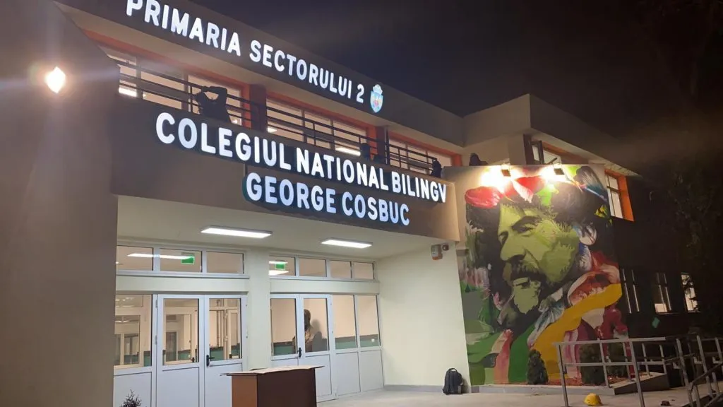 Profesor de la Colegiul „George Coșbuc”, anchetat pentru agresiune asupra elevilor Un profesor de istorie de la Colegiul Național Bilingv „George Coșbuc” este vizat de o anchetă, după ce a fost acuzat că ar fi agresat fizic un elev, fiul vedetei de televiziune Mara Bănică