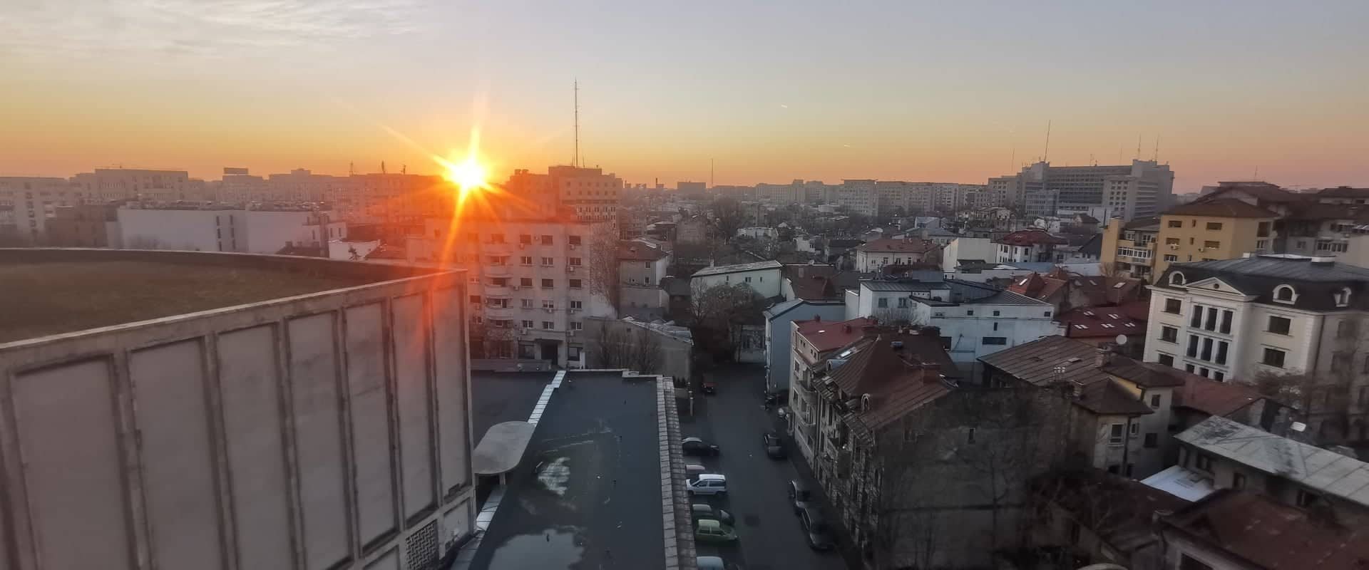 Vremea se încălzește treptat în București, după o dimineață cu ceață Bucureștenii vor avea parte de o zi de marți cu vreme mai blândă, după o dimineață în care ceața și norii joși au dominat peisajul