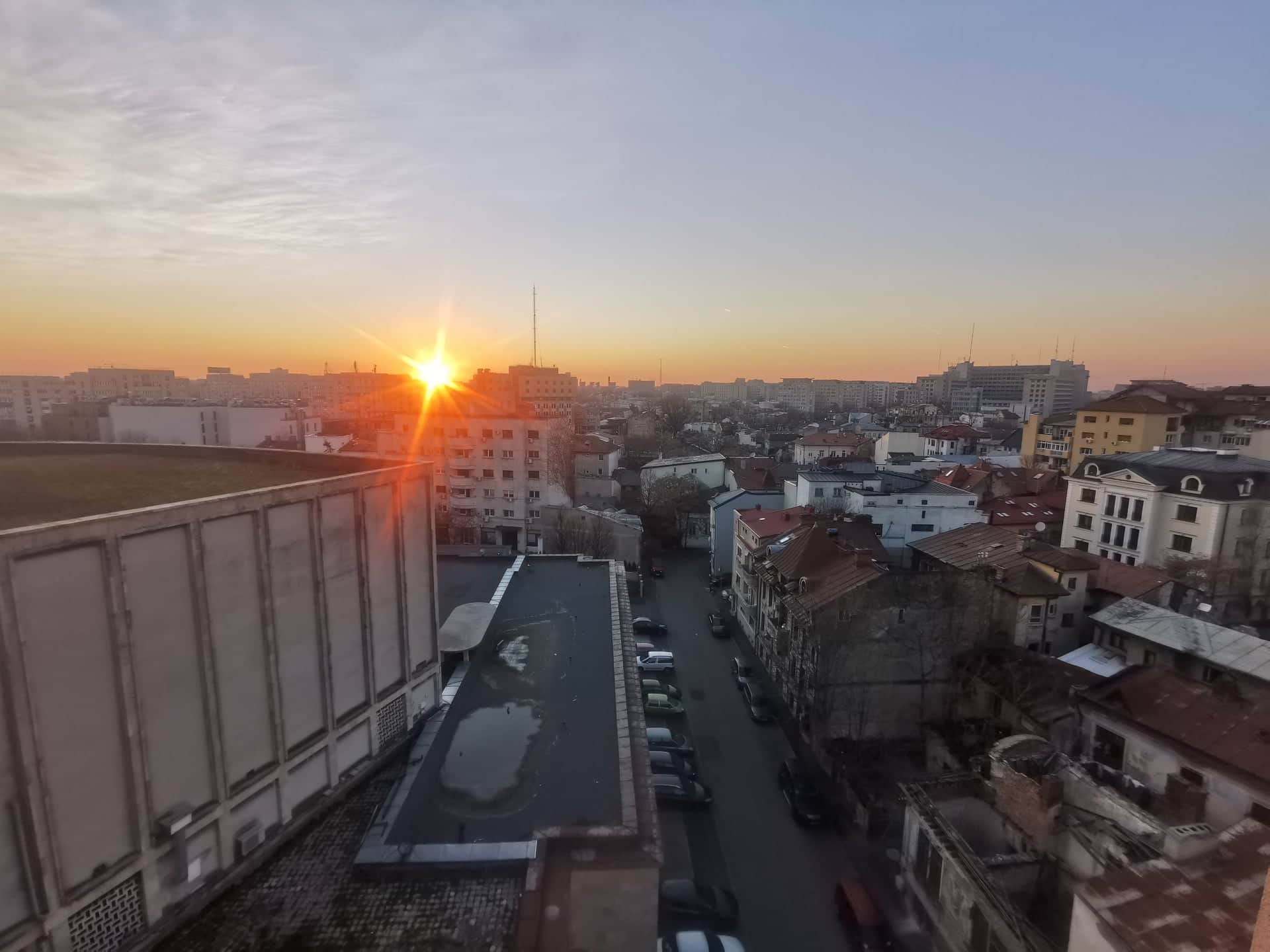 Vremea se încălzește treptat în București, după o dimineață cu ceață Bucureștenii vor avea parte de o zi de marți cu vreme mai blândă, după o dimineață în care ceața și norii joși au dominat peisajul