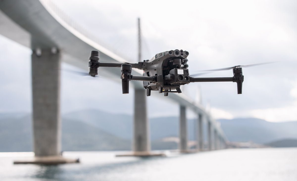Politehnica Timișoara lansează o specializare unică în România, dedicată ingineriei dronelor Universitatea Politehnica Timișoara se pregătește să lanseze un program de studii de licență unic în România, dedicat ingineriei dronelor și informaticii aeronautice