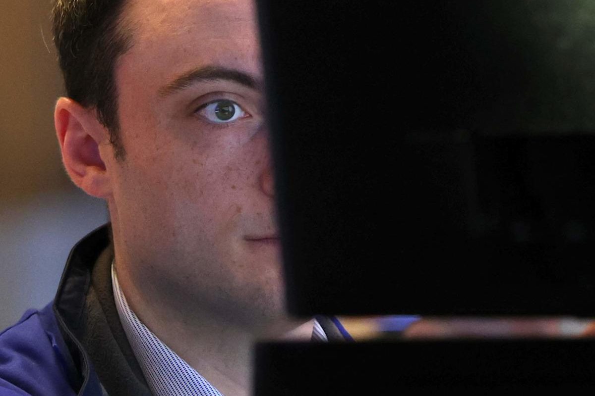 Bursa americană începe săptămâna cu fluctuații, pe fondul incertitudinii economice Bursa americană a înregistrat fluctuații luni dimineață, investitorii pregătindu-se pentru o săptămână scurtată de Paște