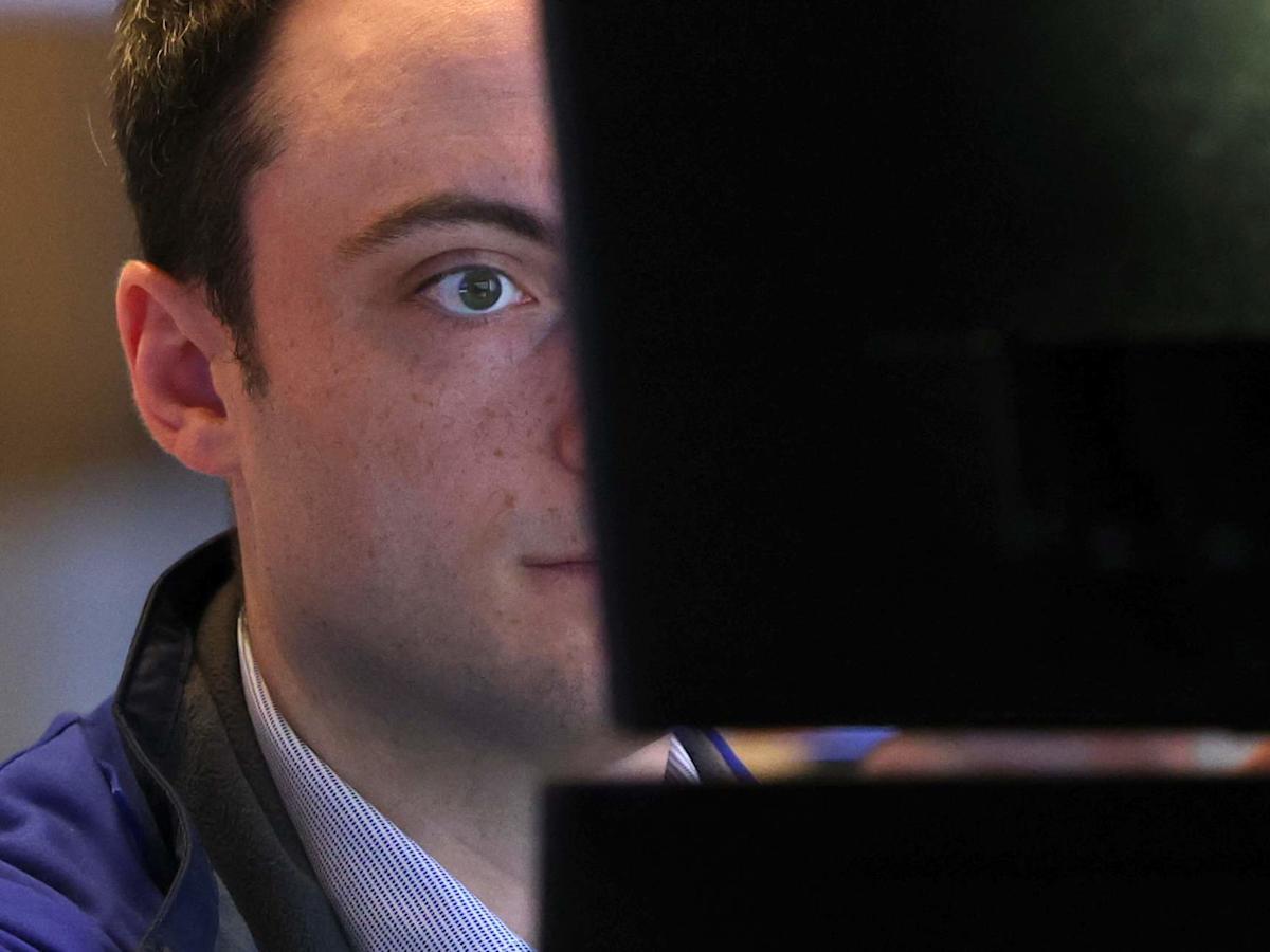 Bursa americană începe săptămâna cu fluctuații, pe fondul incertitudinii economice Bursa americană a înregistrat fluctuații luni dimineață, investitorii pregătindu-se pentru o săptămână scurtată de Paște