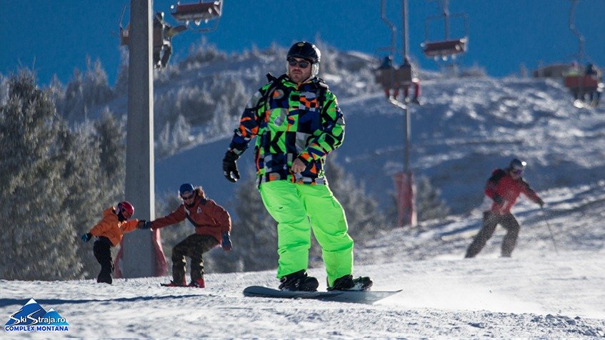 Straja, Hunedoara: Zăpadă din belșug și pârtii deschise pentru weekend Stațiunea Straja din județul Hunedoara se pregătește să primească schiori și snowboarderi în acest weekend, cu toate pârtiile deschise și un strat generos de zăpadă