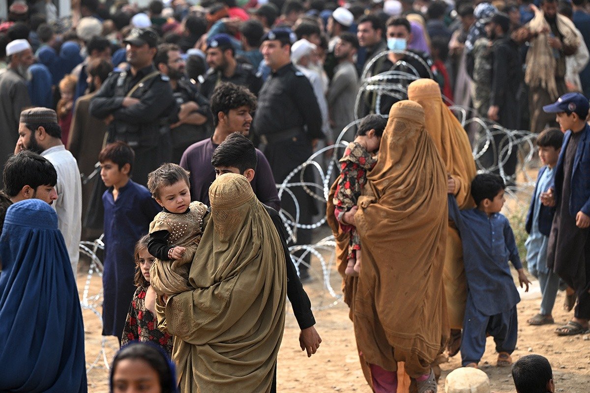 Mii de afgani își părăsesc casele din cauza conflictului cu Pakistanul Peste 8.000 de afgani au fost strămutați din locuințele lor, situate în apropierea frontierei cu Pakistanul