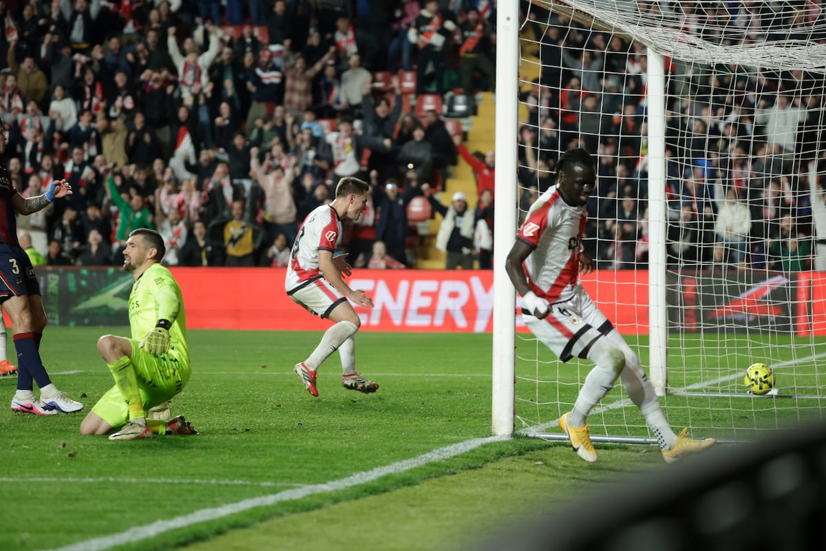 Levante, victorie de aur cu Rayo, rămas în zece