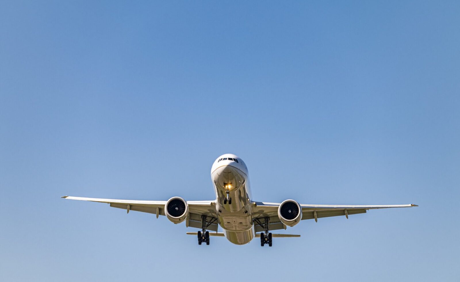 Aeroportul Mihail Kogălniceanu, închis temporar pentru zborurile civile Aeroportul Internațional Mihail Kogălniceanu (Constanța) va fi închis pentru traficul aerian civil timp de 32 de ore, în intervalul 20 martie, ora 11:00, și 21 martie, ora 19:30