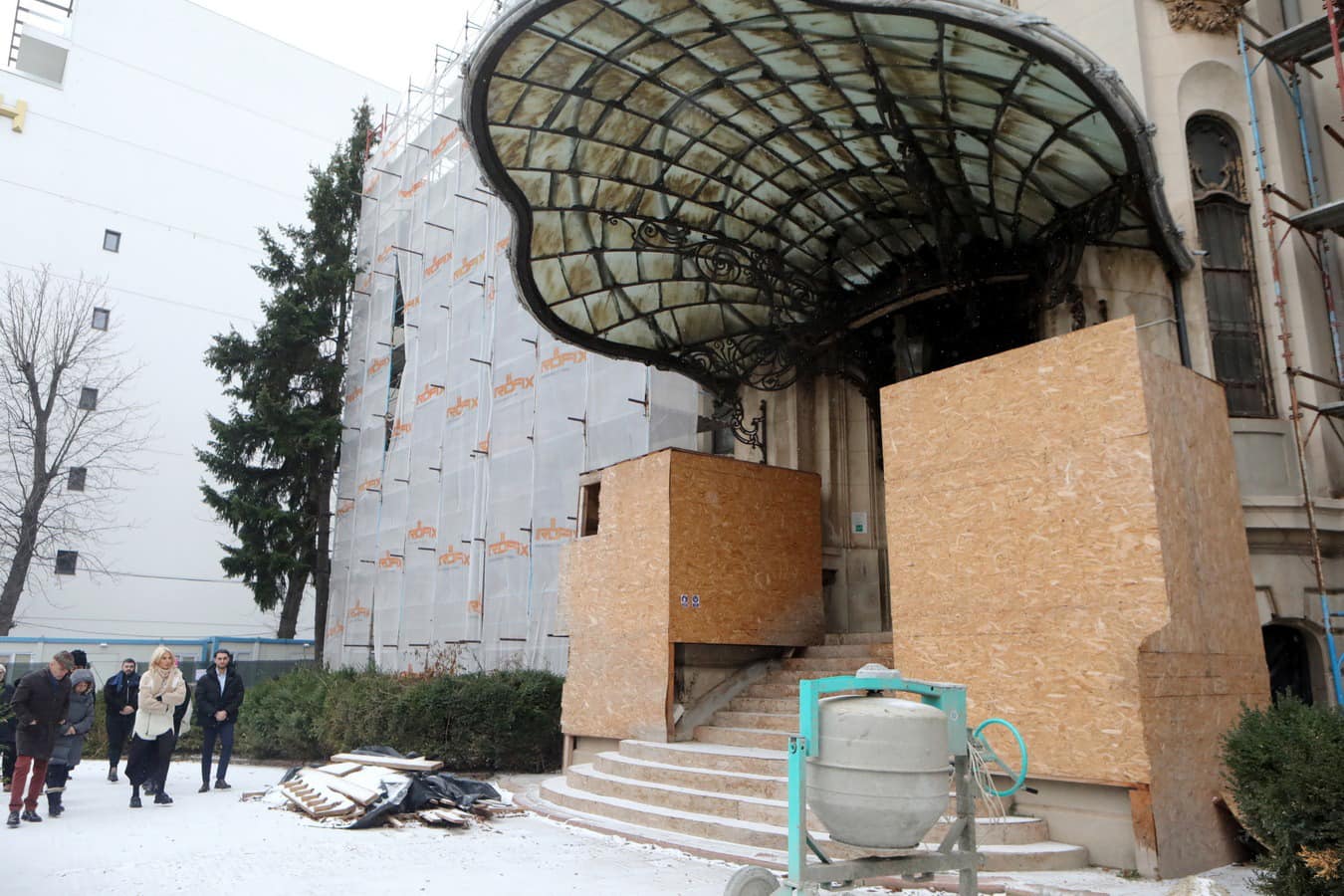 Verificări la Muzeul „George Enescu” privind starea obiectelor de patrimoniu depozitate în containere O comisie de experți evaluează, în aceste zile, starea de conservare și condițiile de depozitare a unor obiecte de patrimoniu de la Muzeul Național „George Enescu”