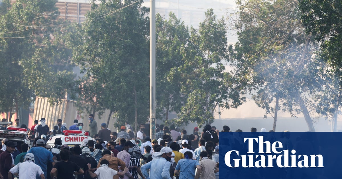 Proteste violente în Pakistan și Irak după uciderea liderului suprem iranian Cel puțin 22 de persoane au murit în Pakistan în urma unor demonstrații pro-Iran, sute de oameni marșând spre consulatul SUA din Karachi
