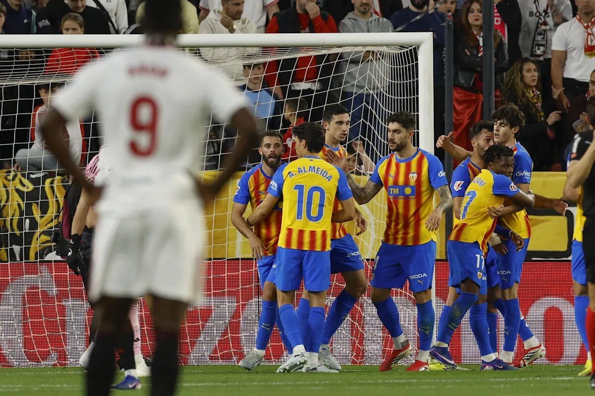 Valencia zdrobește Sevilla în deplasare și respiră ușurată în lupta pentru menținere Sevilla, 21 martie 2024 – Valencia a obținut o victorie categorică cu scorul de 2-0 în fața Sevillei, un adversar direct în lupta pentru evitarea retrogradării